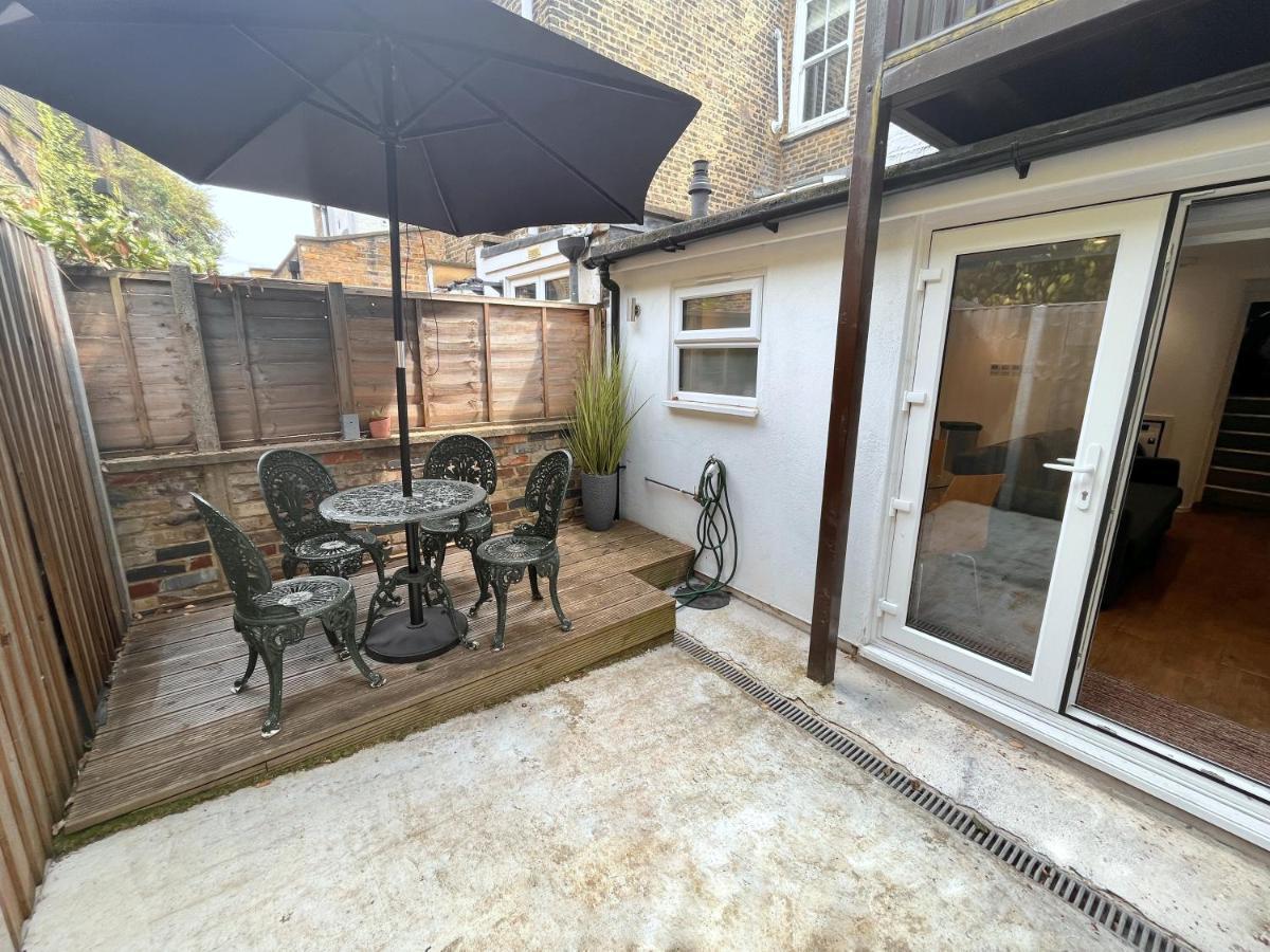 Two Bedroom Flat With Private Patio In Battersea ロンドン エクステリア 写真
