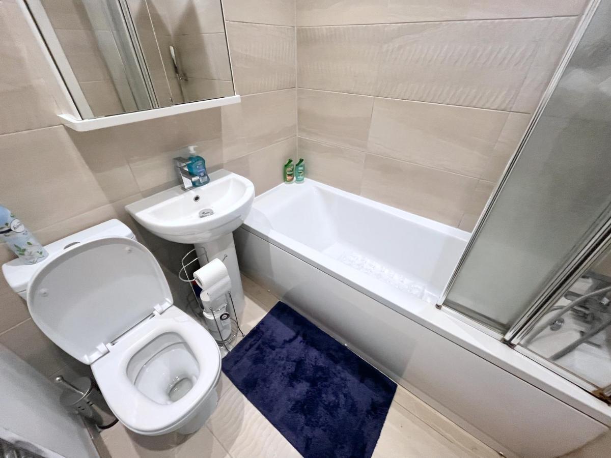 Two Bedroom Flat With Private Patio In Battersea ロンドン エクステリア 写真